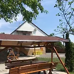 Famvarga Apartmanhaz *