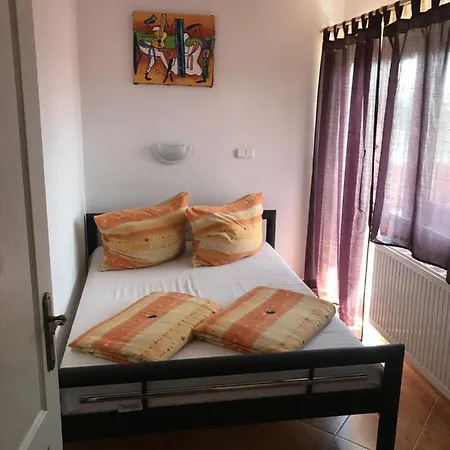 Apartament Famvarga Apartmanhaz *