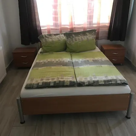 Apartament Famvarga Apartmanhaz *