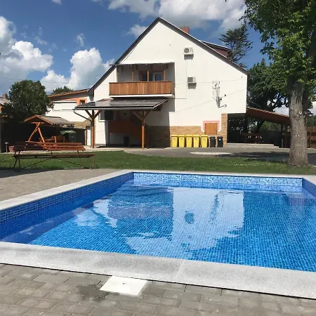 Famvarga Apartmanhaz *